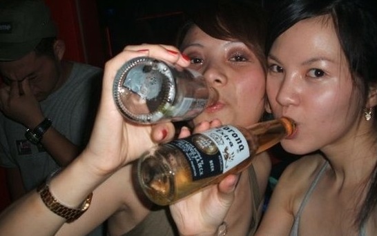 愤慨:醉酒后女大学生的"千娇百媚"