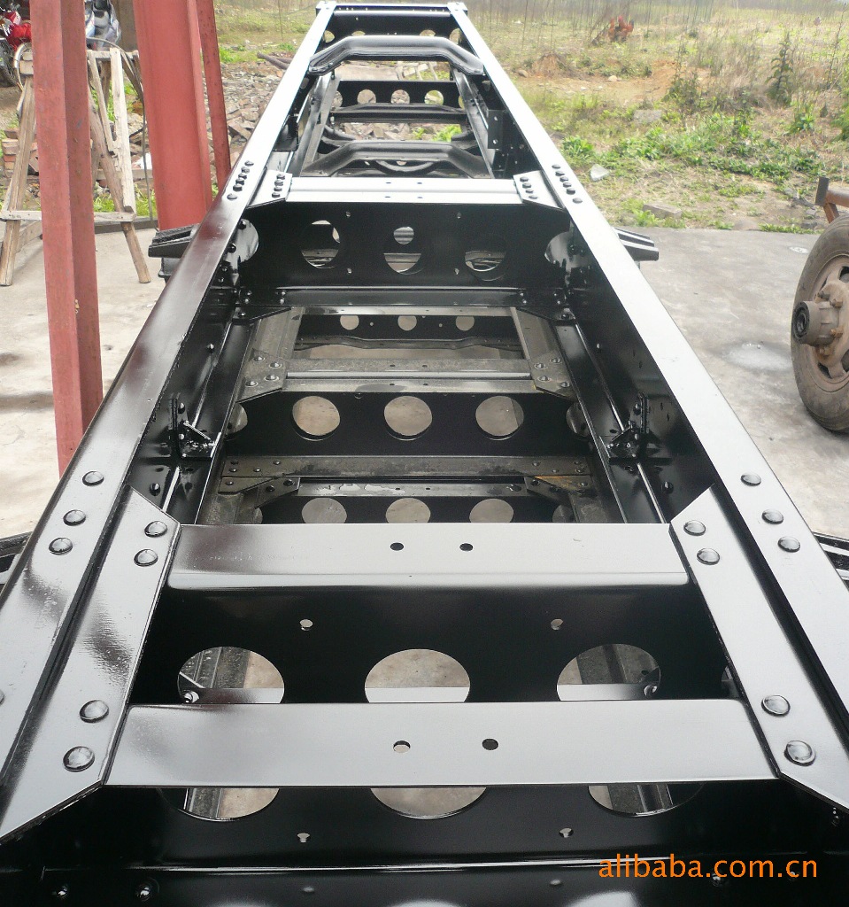 货车车架为主,并可订做异型车架,对汽车横梁,纵梁实施加工加固等