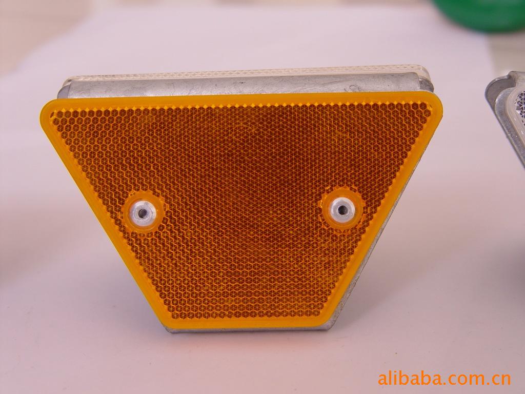 梯型双支架轮廓标 梯形尺寸:120*50*70mm 单件重量:285g, 特点: 1,热