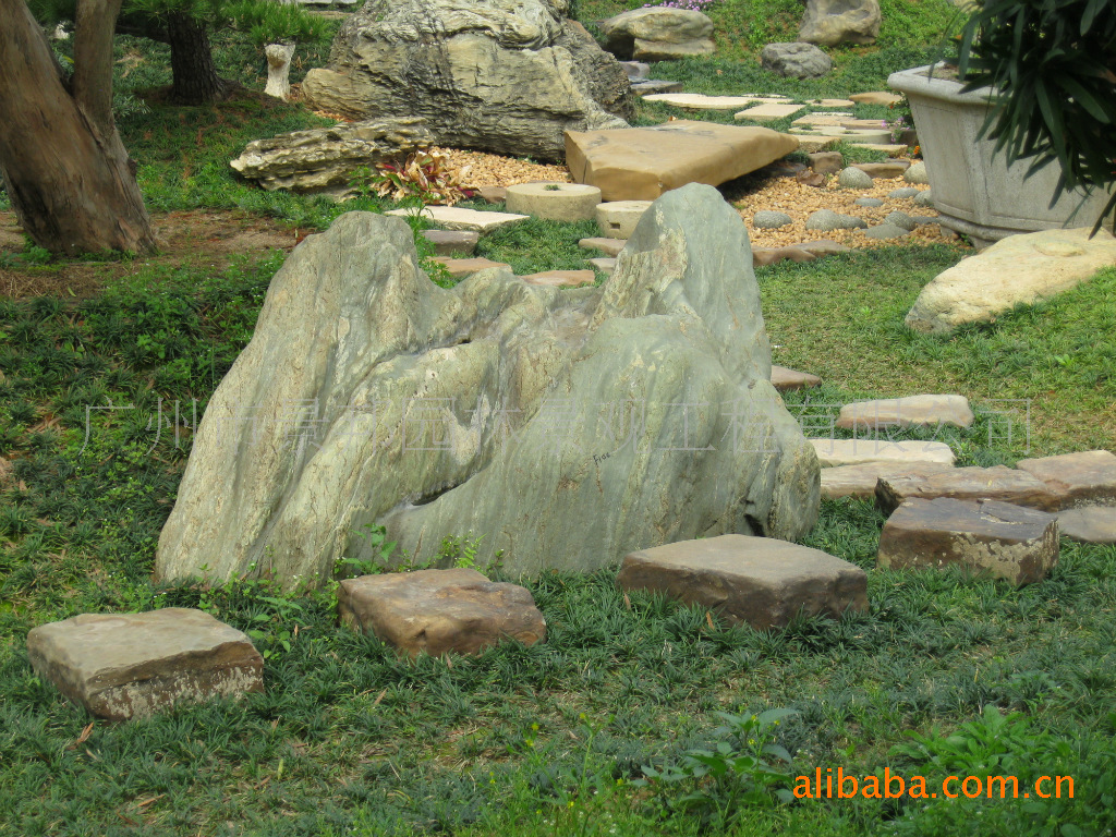 彩腊石致景,方块石丁步周边小草衬托造景