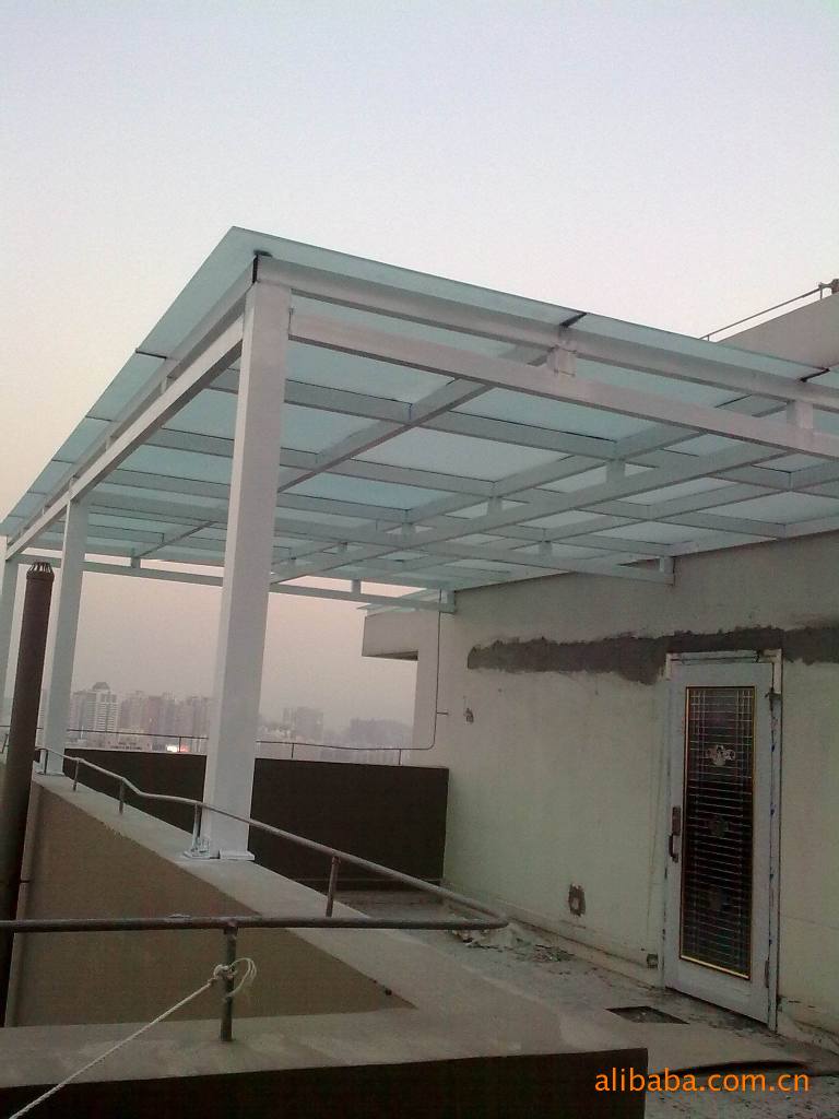 供应深圳南山阳光板耐力板,透光率好,难燃性强,抗冲击力强