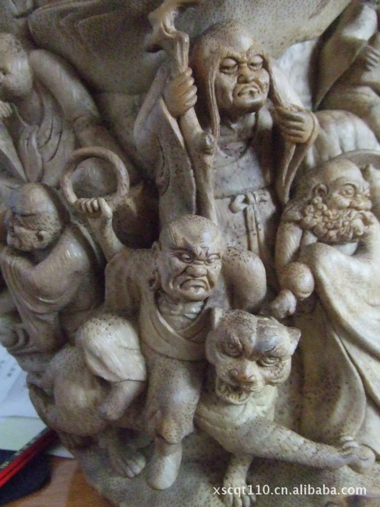    十八罗汉雕刻精致,人物生动有神.