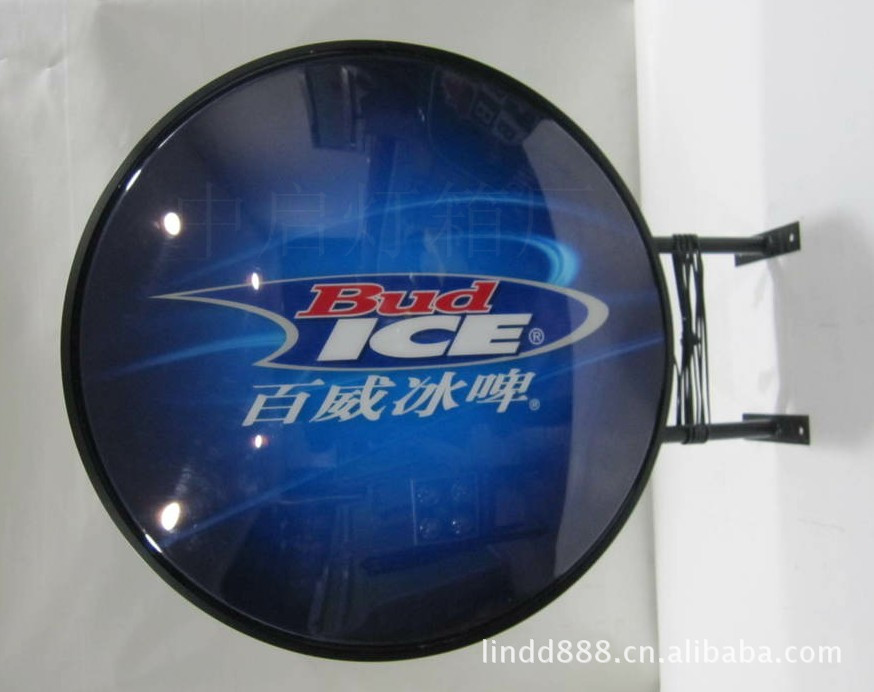 上海城市天际线下的灯光变迁：广告灯箱的历史与未来