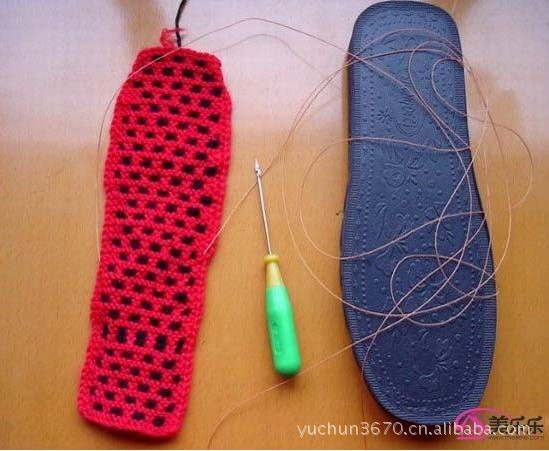 把毛线拖鞋的鞋底编织好后,你还需要把您编织好的鞋底用钩针钩到鞋底