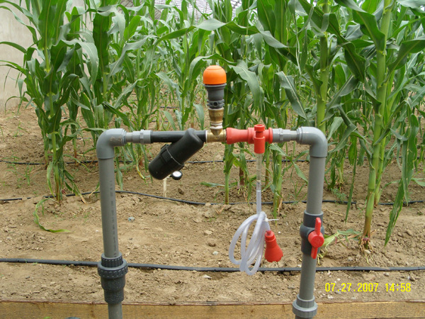 (2)下图是大田地头我们1寸碟片过滤器和文丘里施肥器