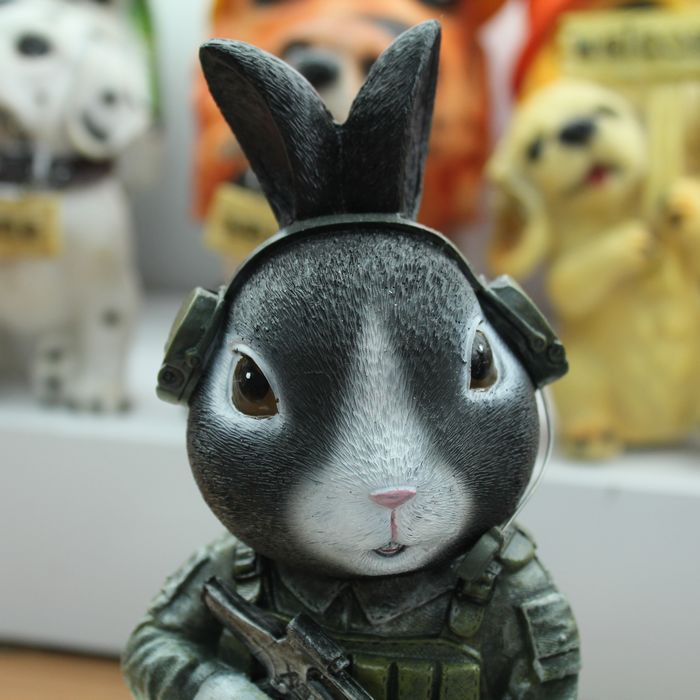恋美家 cs迷彩服帅气兔子储蓄罐 拿枪 大号树脂摆件