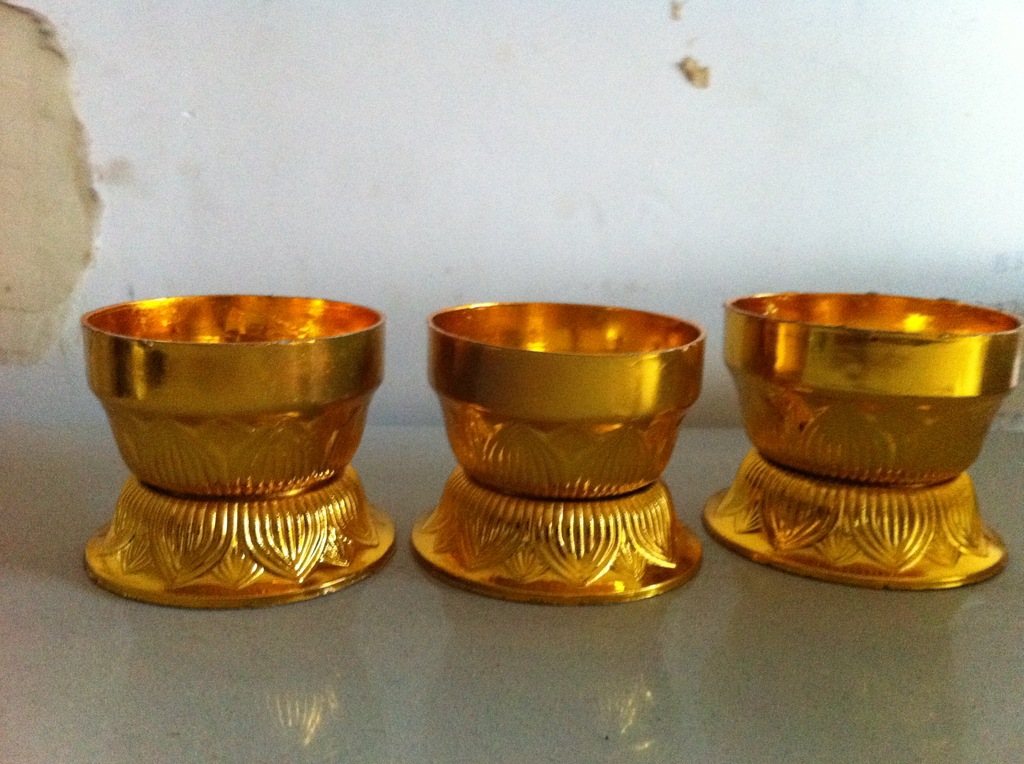 厂家直供莲花蜡烛塑料底座 !