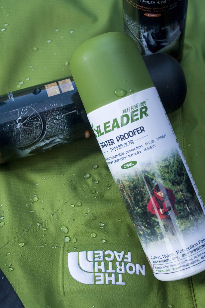 为冲锋衣等户外服装提供出厂级的防水保护,迅速恢复原始防泼水性
