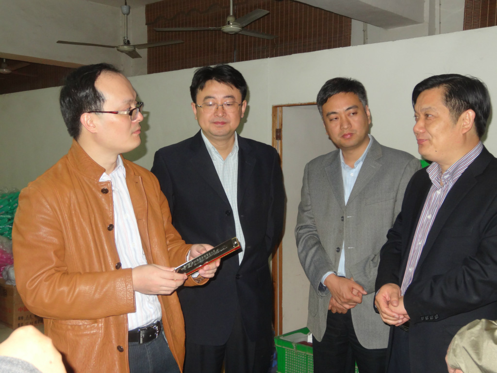 省国土厅领导在泰州市和靖江市国土局领导陪同下参观奇美公司2012年11