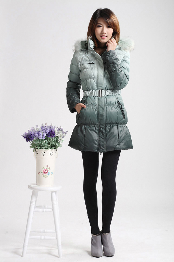 女装羽绒服长款带帽渐变色