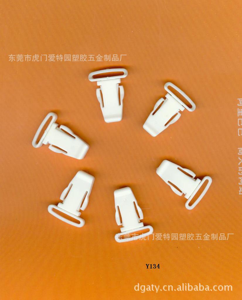 我司专业生产各种塑胶配件,手机扣有大量存货.欢迎您的来电.