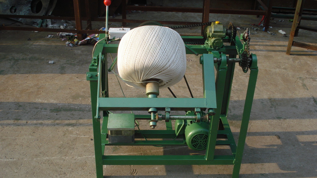 大量生产并供应全自动棉绳打球机(可打出直径为35-60厘米特大球)