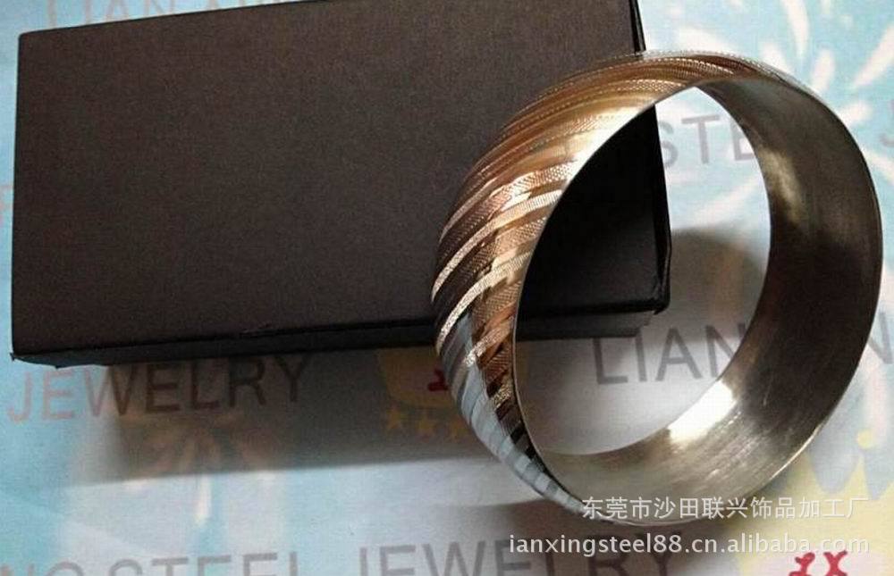 厂家直销批发不锈钢钛钢手镯饰品圆形斜纹压花手镯