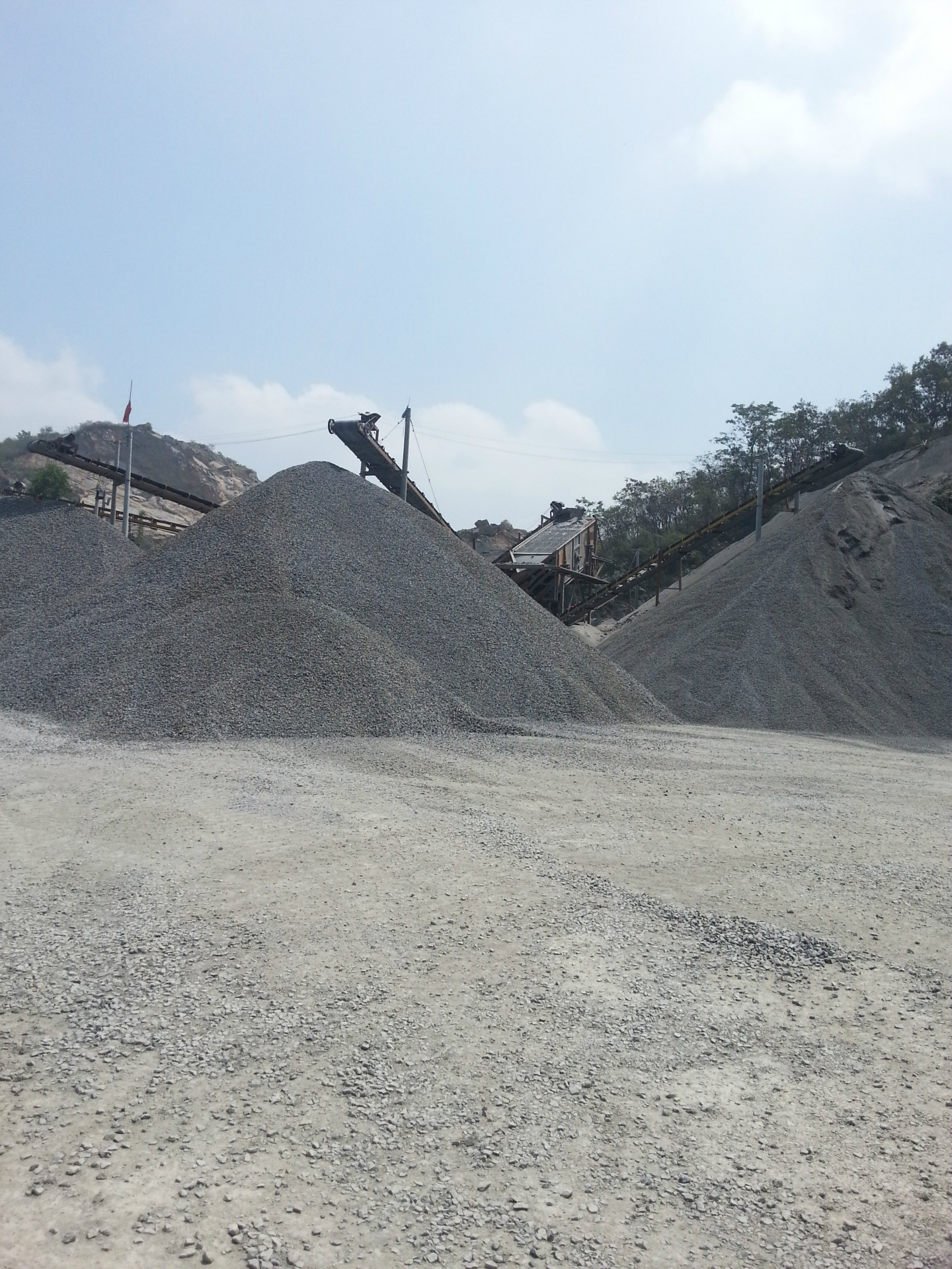 岩体为青石,青石子俗称建筑石子,主要用于混凝土搅拌,石子型号有石粉