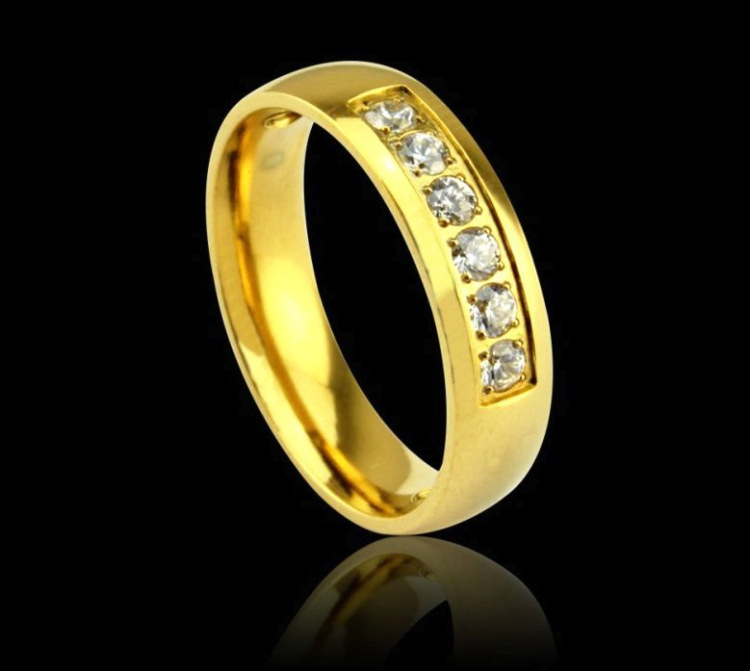 供应金色钛钢戒指 欧美流行 高档cnc镶石男款指环(kd-42035)