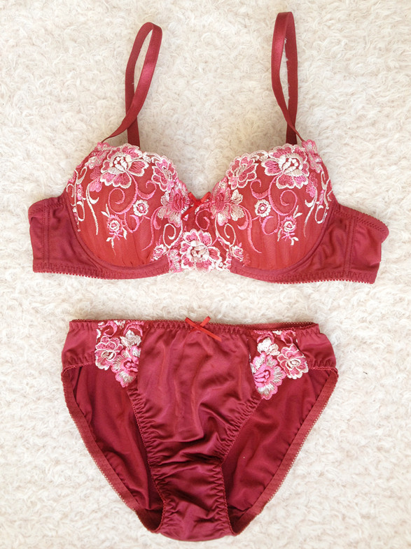 文胸  货源类别:现货 颜色:红色 排扣类型:后双排搭扣 设计特色:绣花