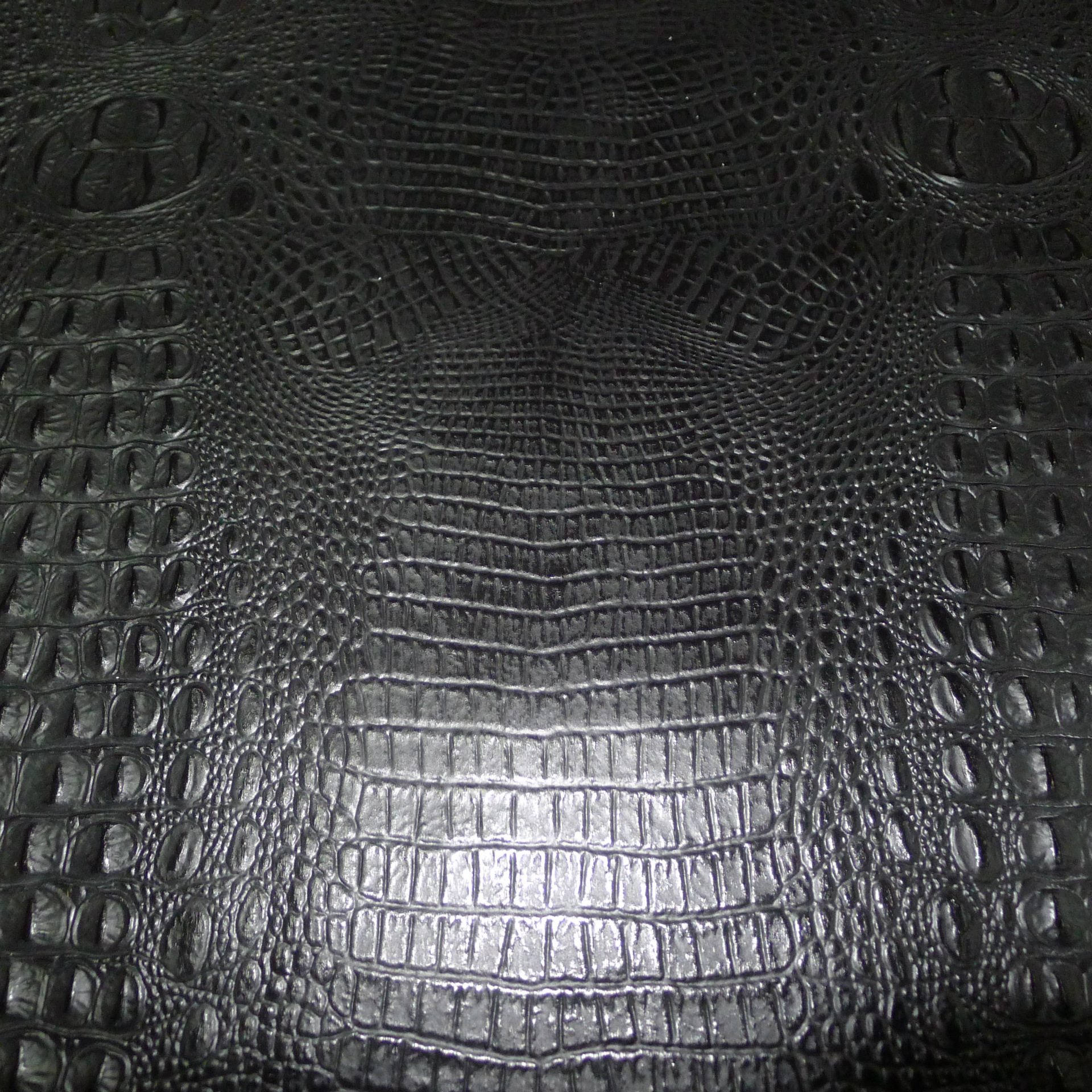 生产压花皮革稳定的厂家大量供应二层鳄鱼纹皮革十字纹箱包皮料