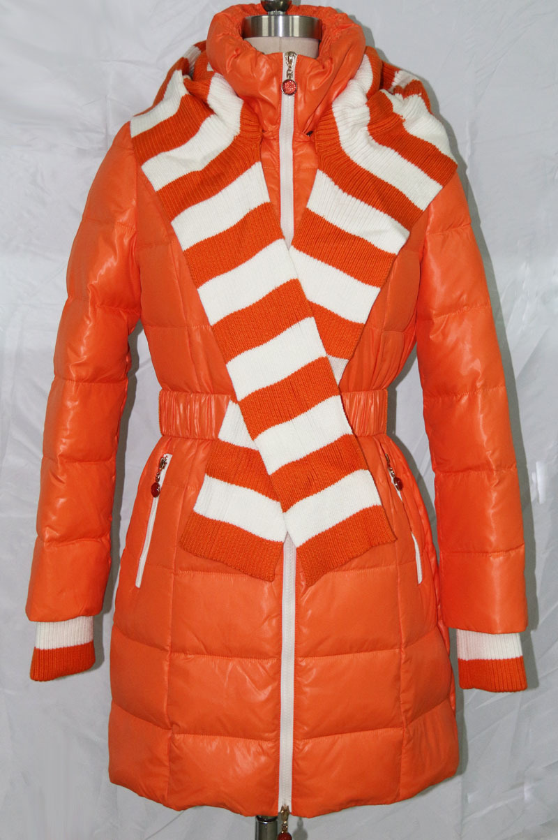 亮色围巾款女羽绒服