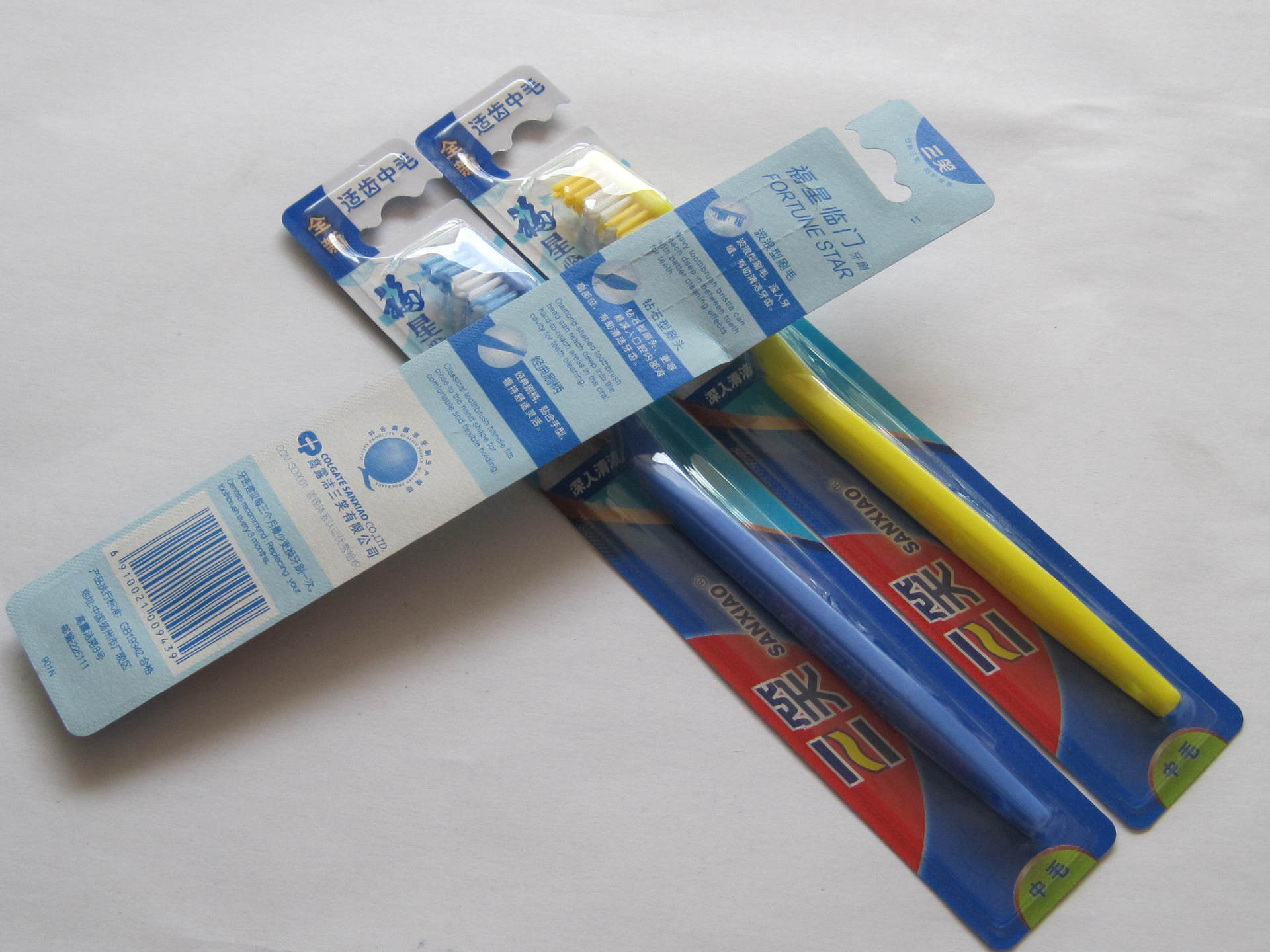 高露洁三笑 901n 适齿型 护龈牙刷