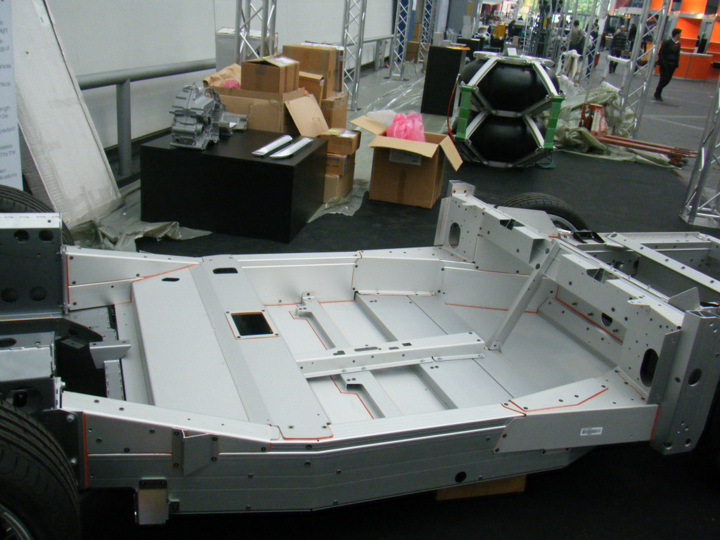 载重汽车全铝合金横梁车架