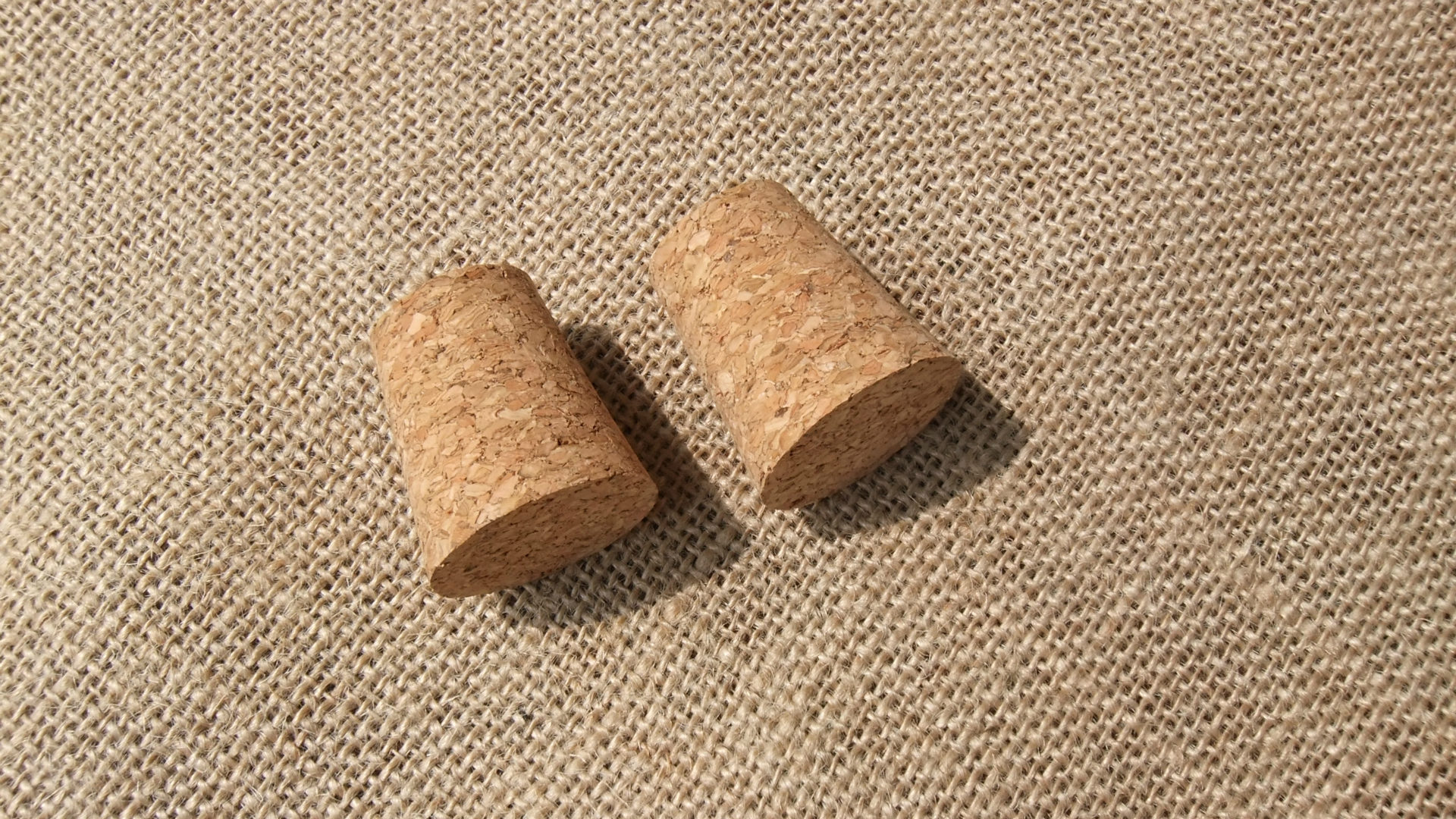 供应各种规格的环保合成软木塞,锥形打孔软木塞等