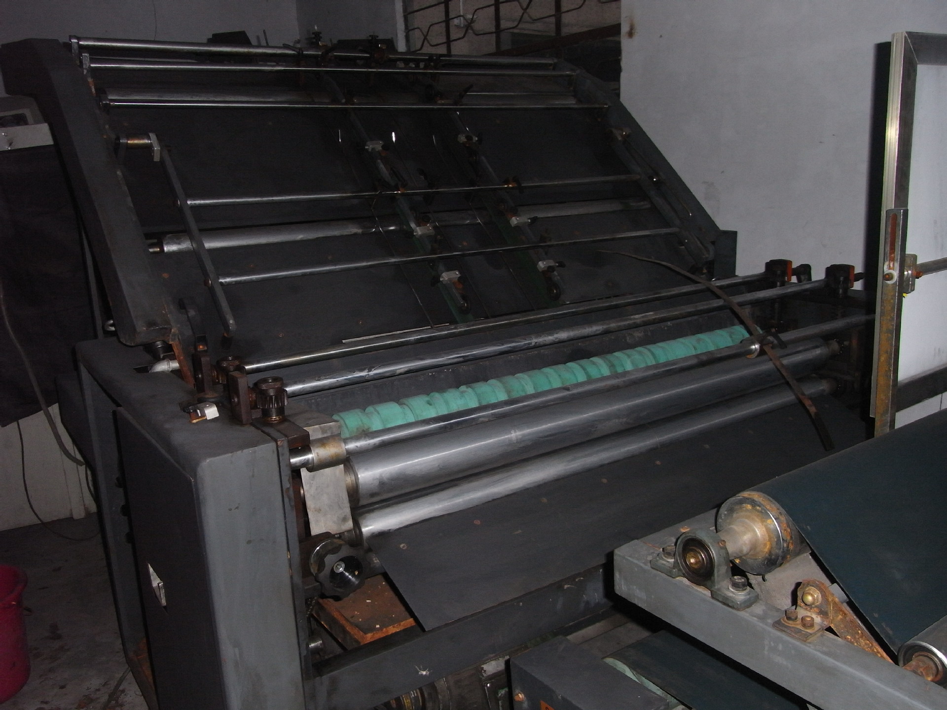 转让:2012年1300型单工位半自动裱纸机