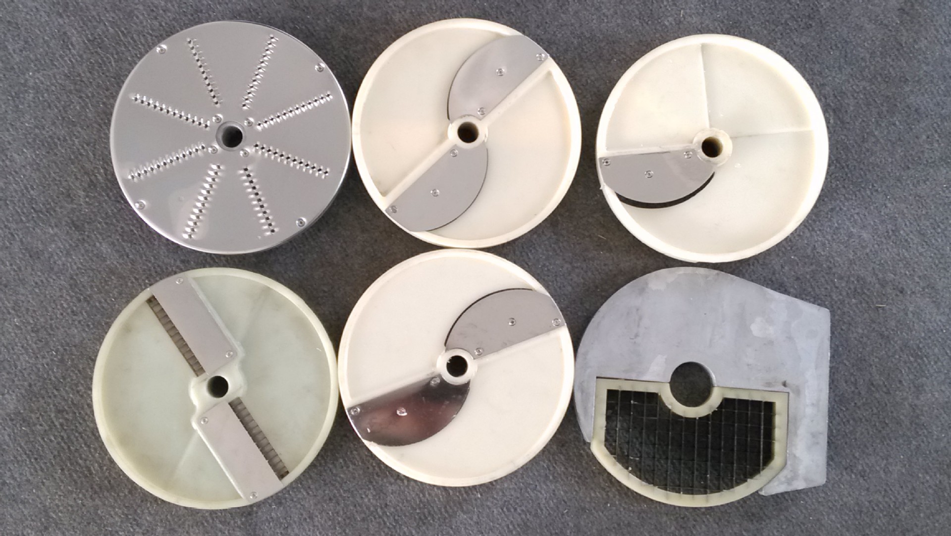 各种刀片,标配:切丁*1(10mm*10mm),切丝*2(6mm*6mm,1.