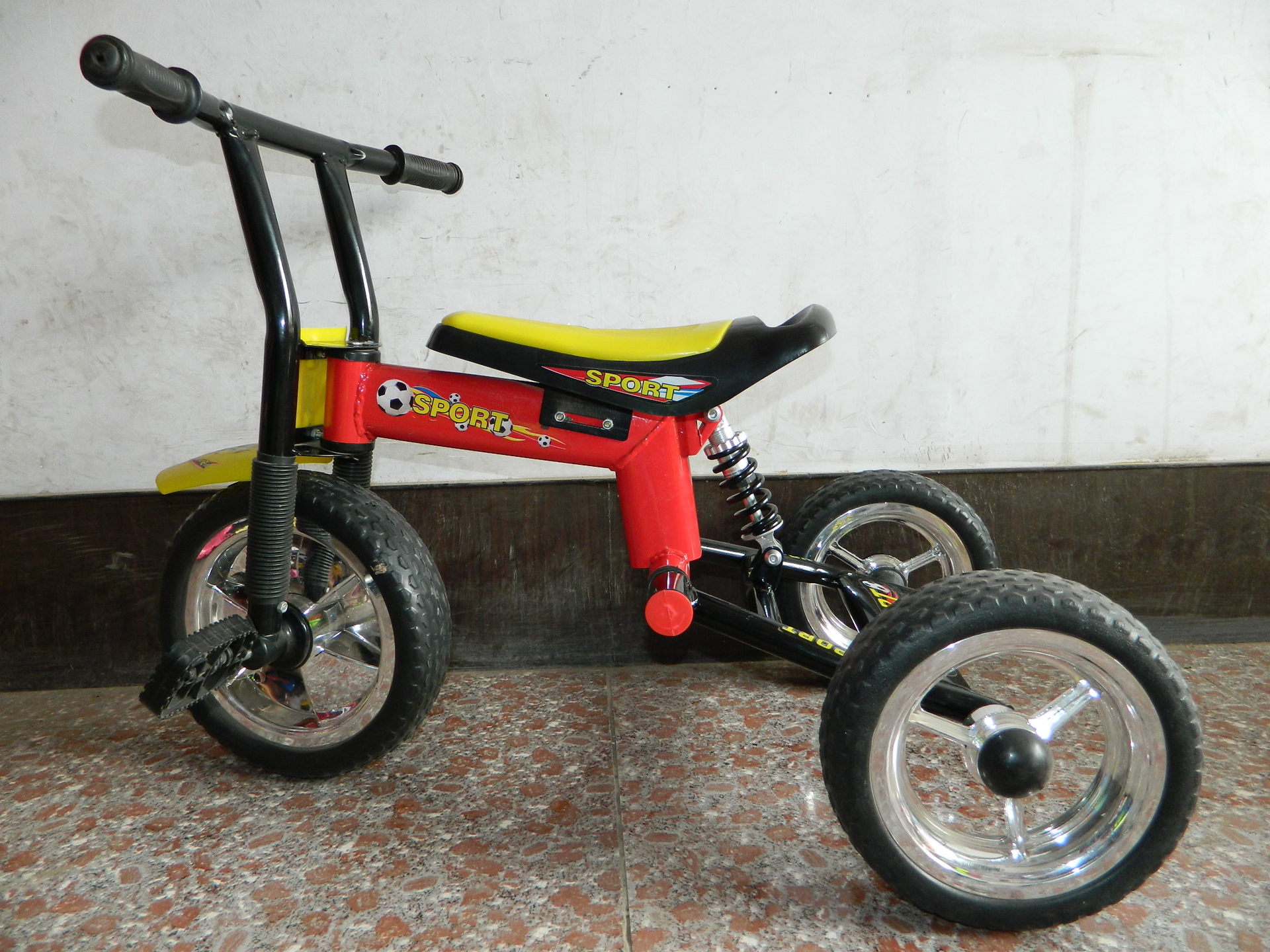 新款儿童三轮车 带音乐盒 带减震 扭扭车 学步车