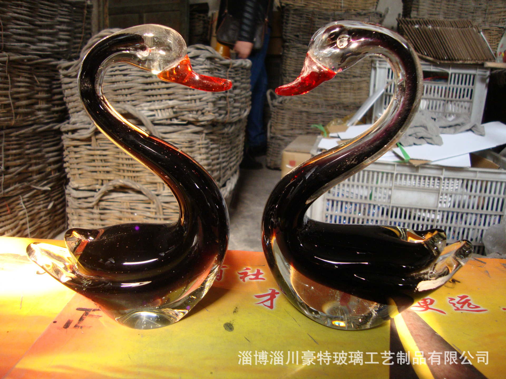 玻璃瓶定制潮流解析：开启个性化包装新纪元