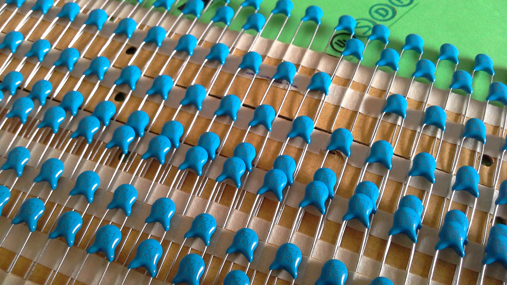 大量生产插件瓷片电容陶瓷电容820p 1kv y5p高品质环保 兰色