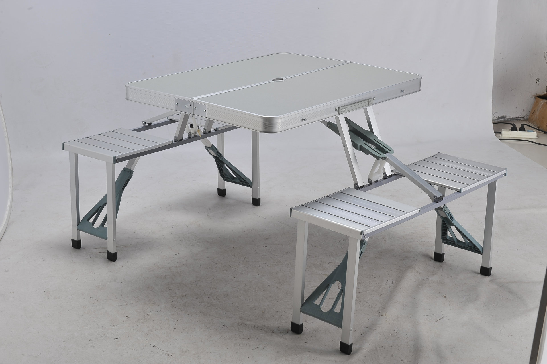 厂家专业生产折叠木板铝连体桌子 户外连体桌椅
