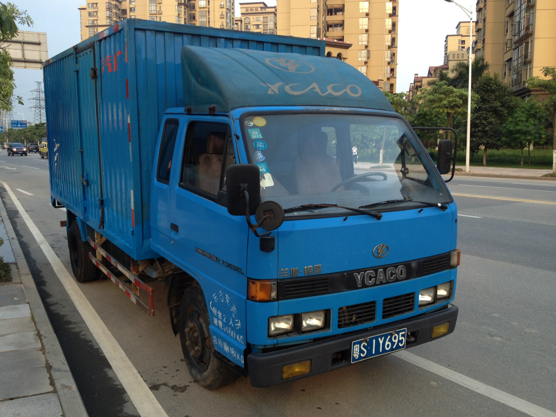 2007年上牌 东莞户羊城排半后双轮4米厢式货车