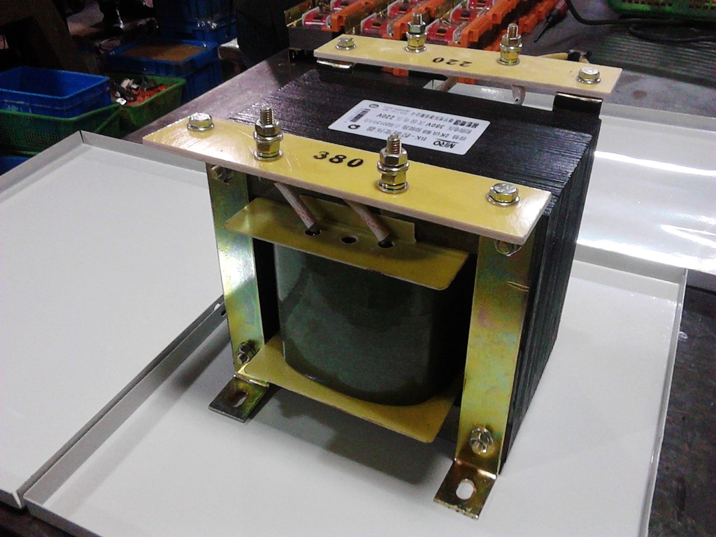 控制变压器:用途广泛,可做升压,亦可做降压用.