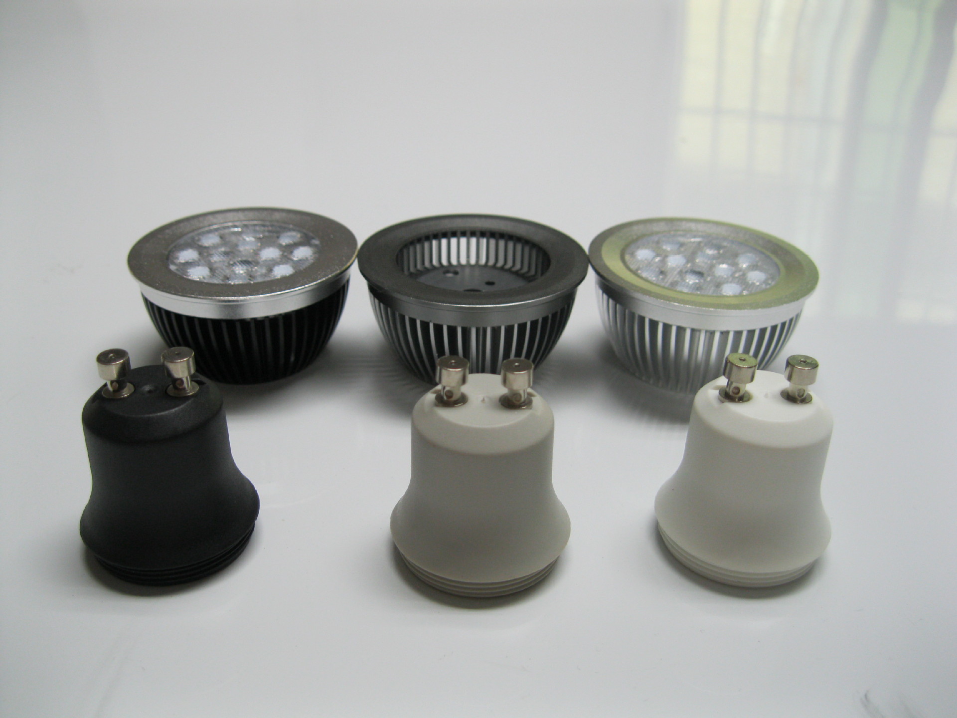 采用2323贴片灯珠,12个灯珠,采用雷迪克透镜,配上新款gu10灯头,可以