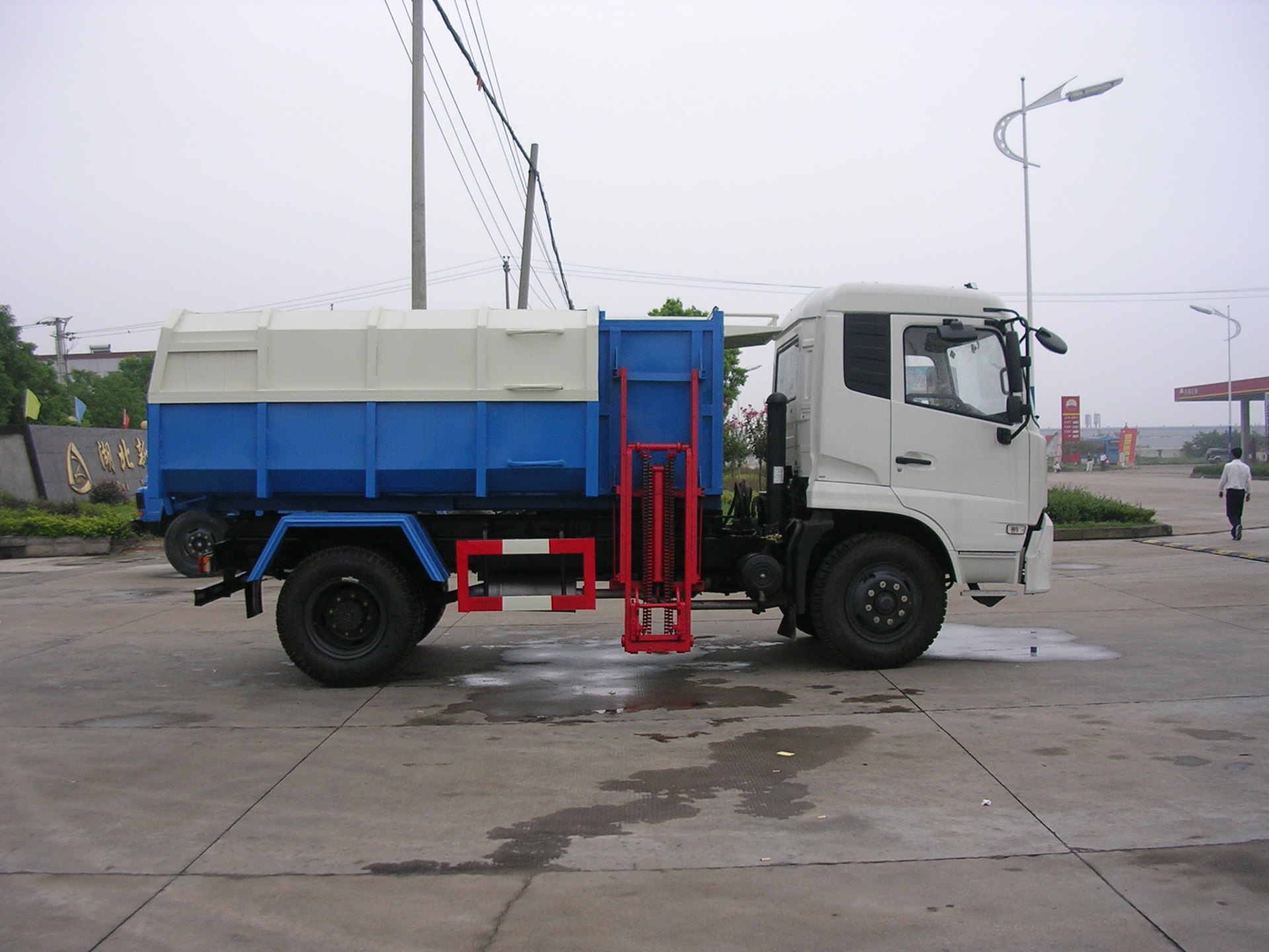 专业生产 东风垃圾车 挂桶式垃圾车 垃圾桶