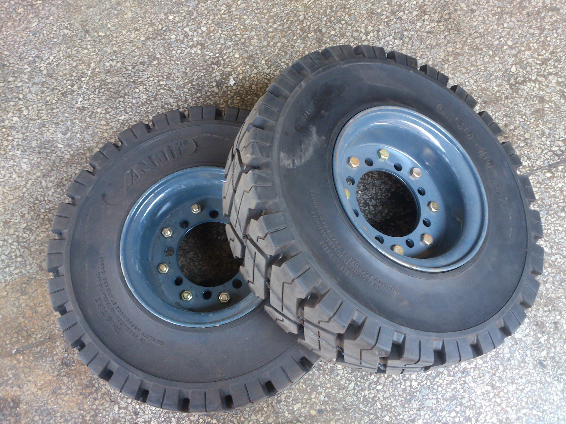 安耐 叉车后轮实心轮胎(650-10)连轮网