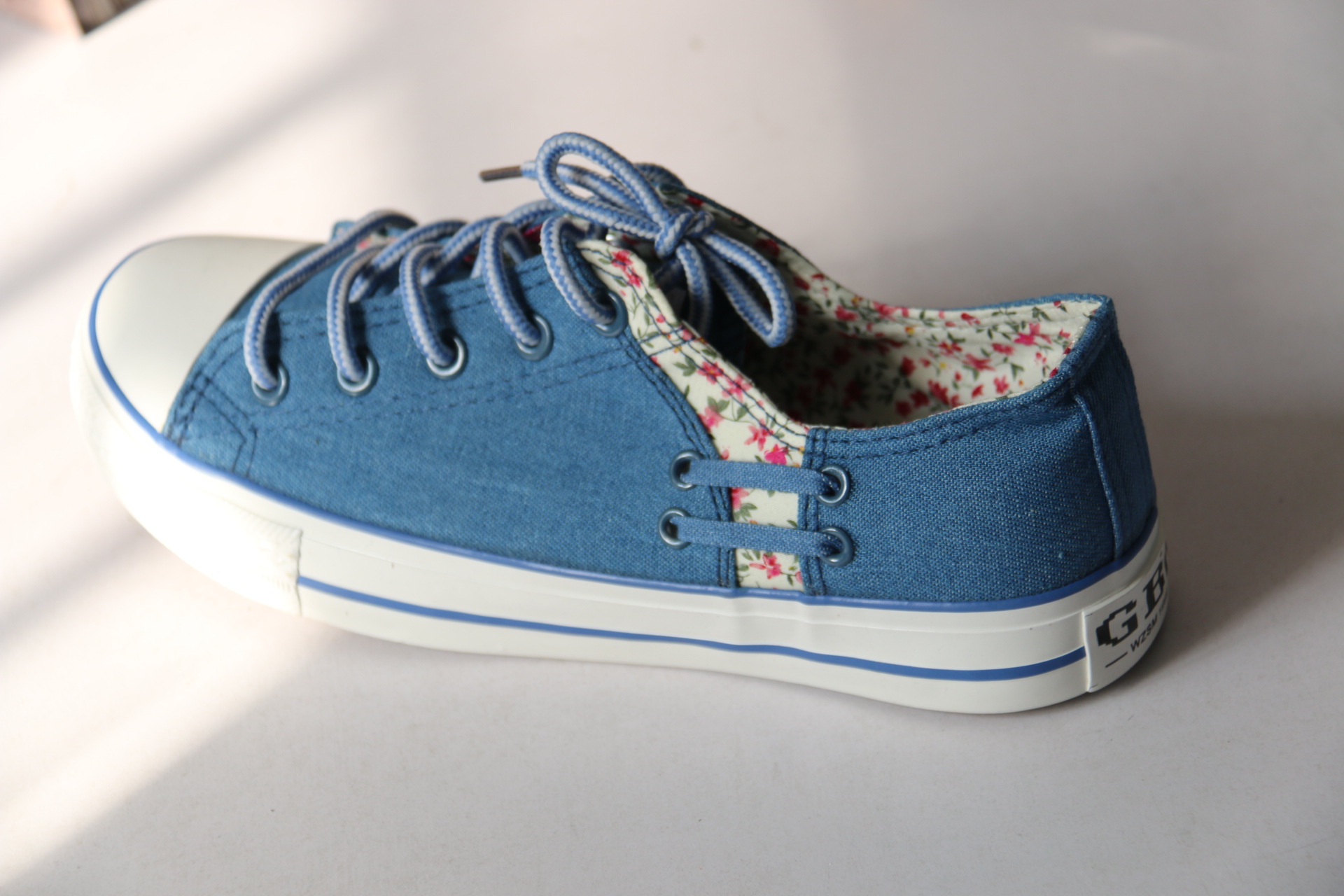 厂家直销 批发经典款中帮帆布鞋 女鞋 胶鞋 牛筋底 秋冬特卖