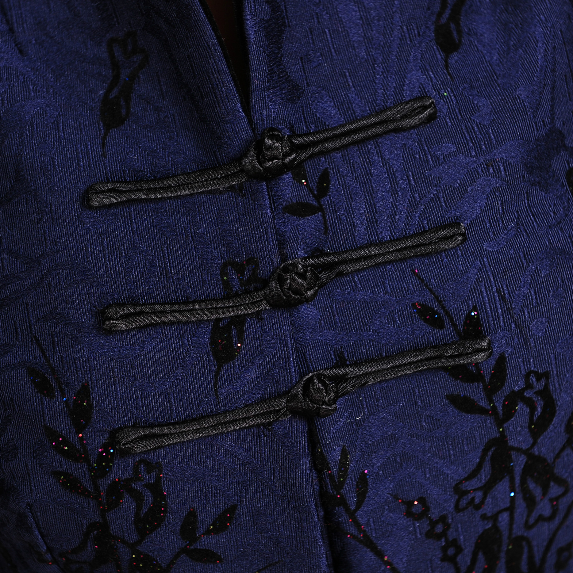 &nbsp;此款中华立领对襟唐装 ,本款是 全夹袄上衣,立体式的 对襟设计