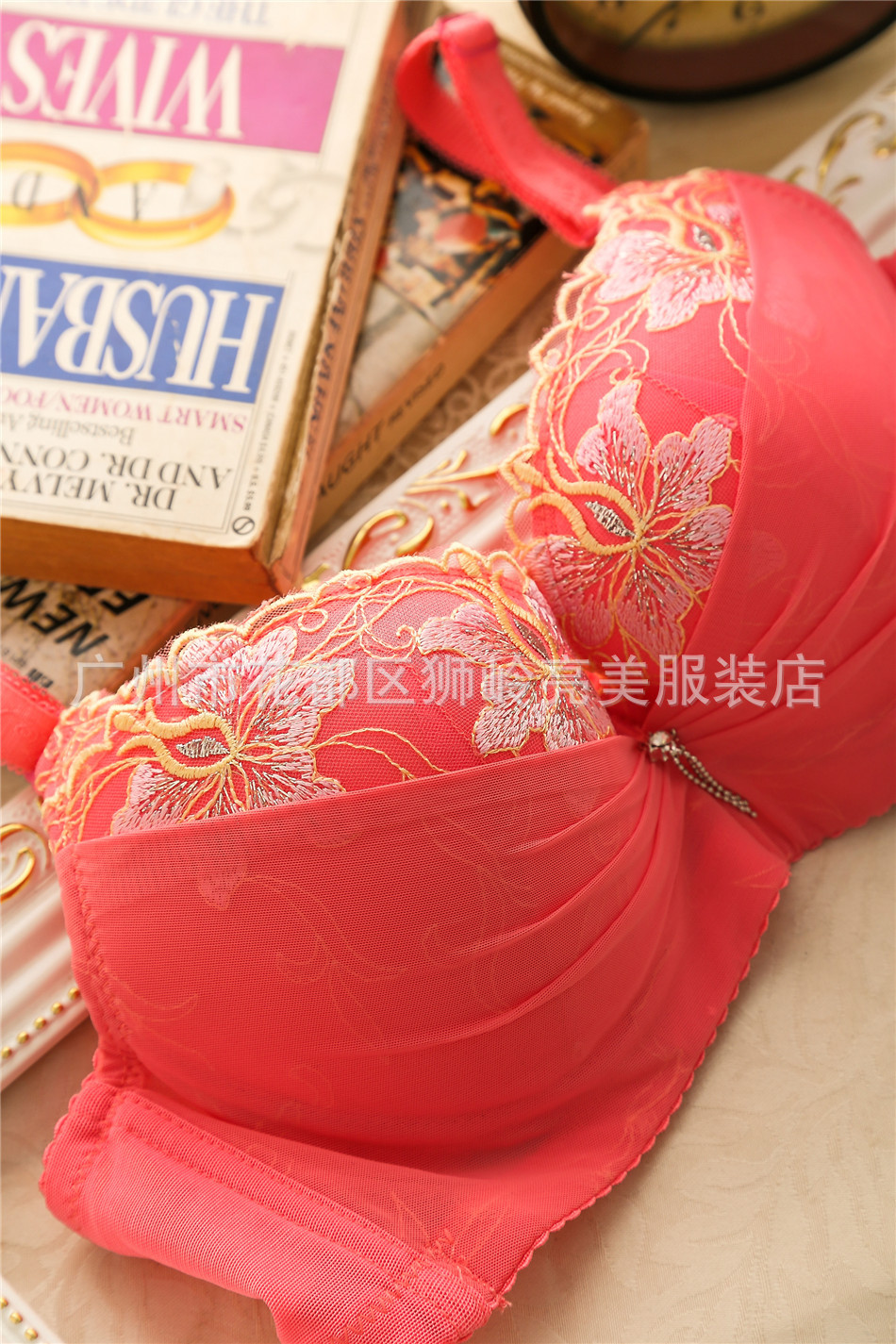 t8014 新款本命年大红聚拢大码大杯高端绣花女士文胸内衣套装批发