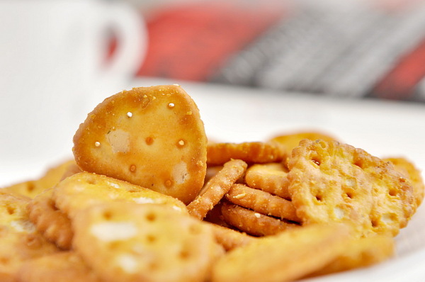 格力高/菜园小饼比萨味100g克/休闲小饼干/正品新货/一箱24包