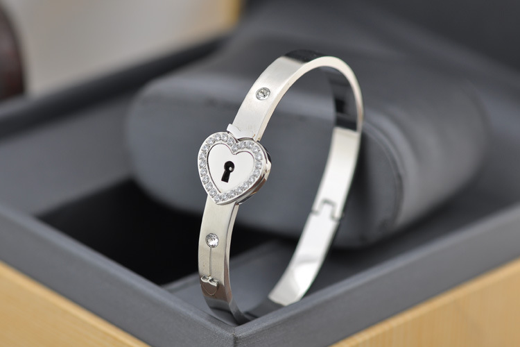 升级版 高档镶钻 爆款冲上云霄2陈法拉同款手镯 钛钢带锁的手镯