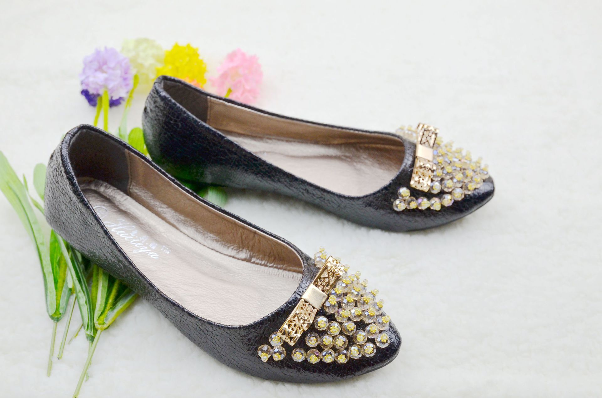 惠东女鞋厂价直销时尚休闲串珠水钻爆裂纹亮面平底鞋女单鞋