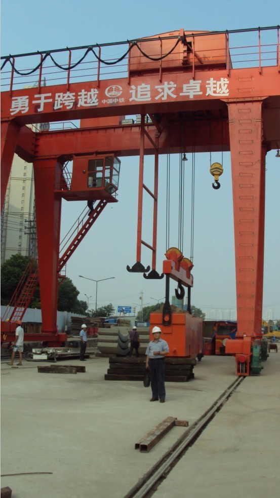 供应mg型双梁吊钩门式起重机用于露天仓库或铁路沿线吊运作业