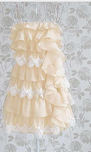 3027#米色镶白蕾丝花边荷叶边裙摆吊带连衣裙