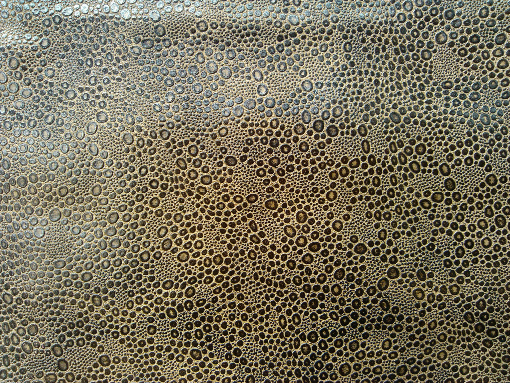 供应特殊青蛙纹pu皮革小圆圈纹路皮革适用于箱包包装鞋材沙发等