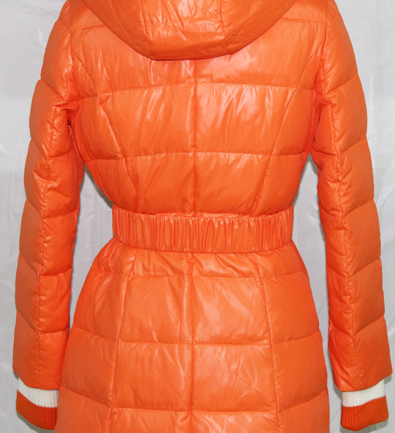 亮色围巾款女羽绒服