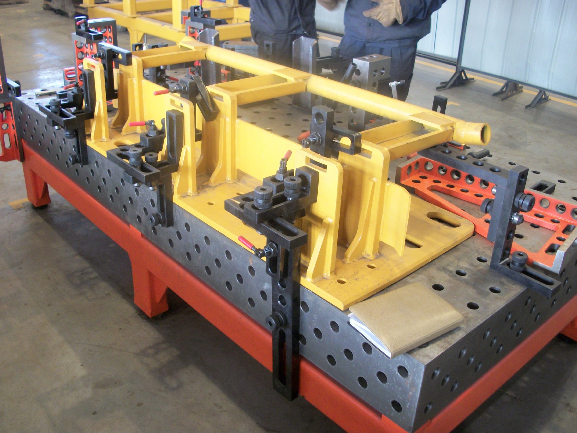 三维柔性组合焊接工装夹具在工程机械行业的运用1