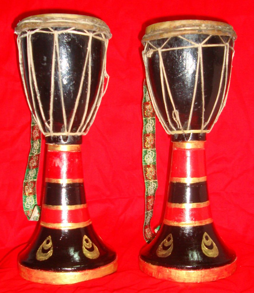 &nbsp;&nbsp;&nbsp;&nbsp;&nbsp; 象脚鼓是傣族的重要民间乐器,因鼓