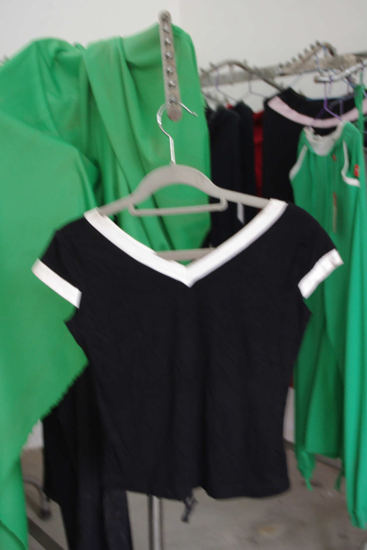 经典黑白配 大量供应优质2013款黑白经典显瘦t恤