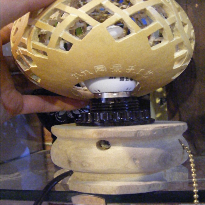 换灯泡方法简易,取下葫芦灯罩就成.底坐与灯头用两颗螺丝固定.